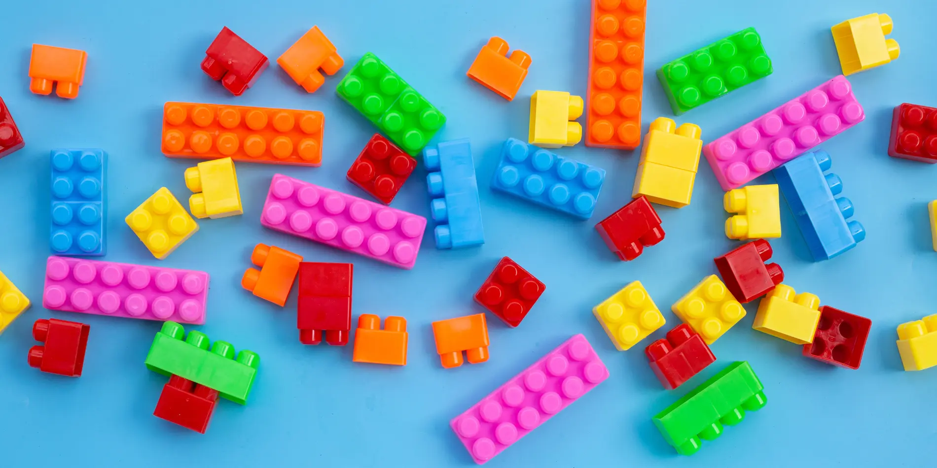 Many multicoloured LEGO-style bricks scattered around.
